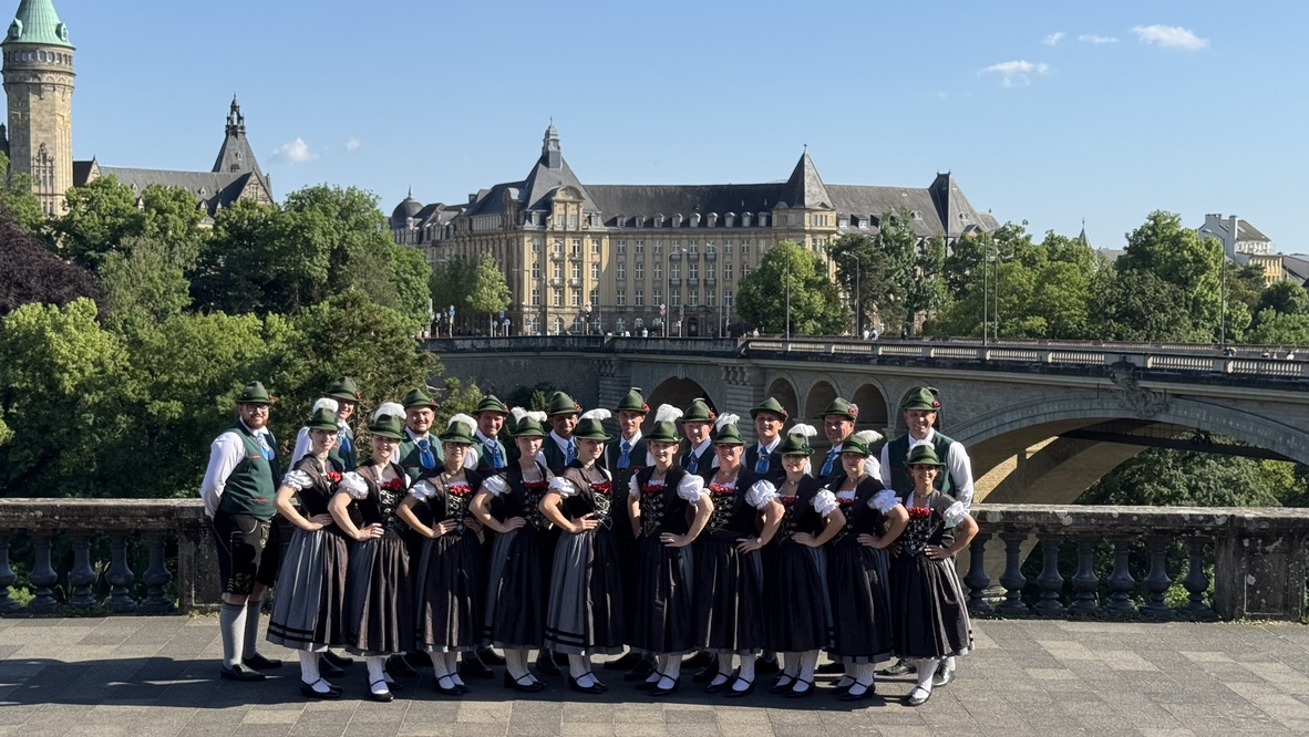 Categoria Oficial do Die Schwalben reunida em trajes típicos durante a turnê internacional