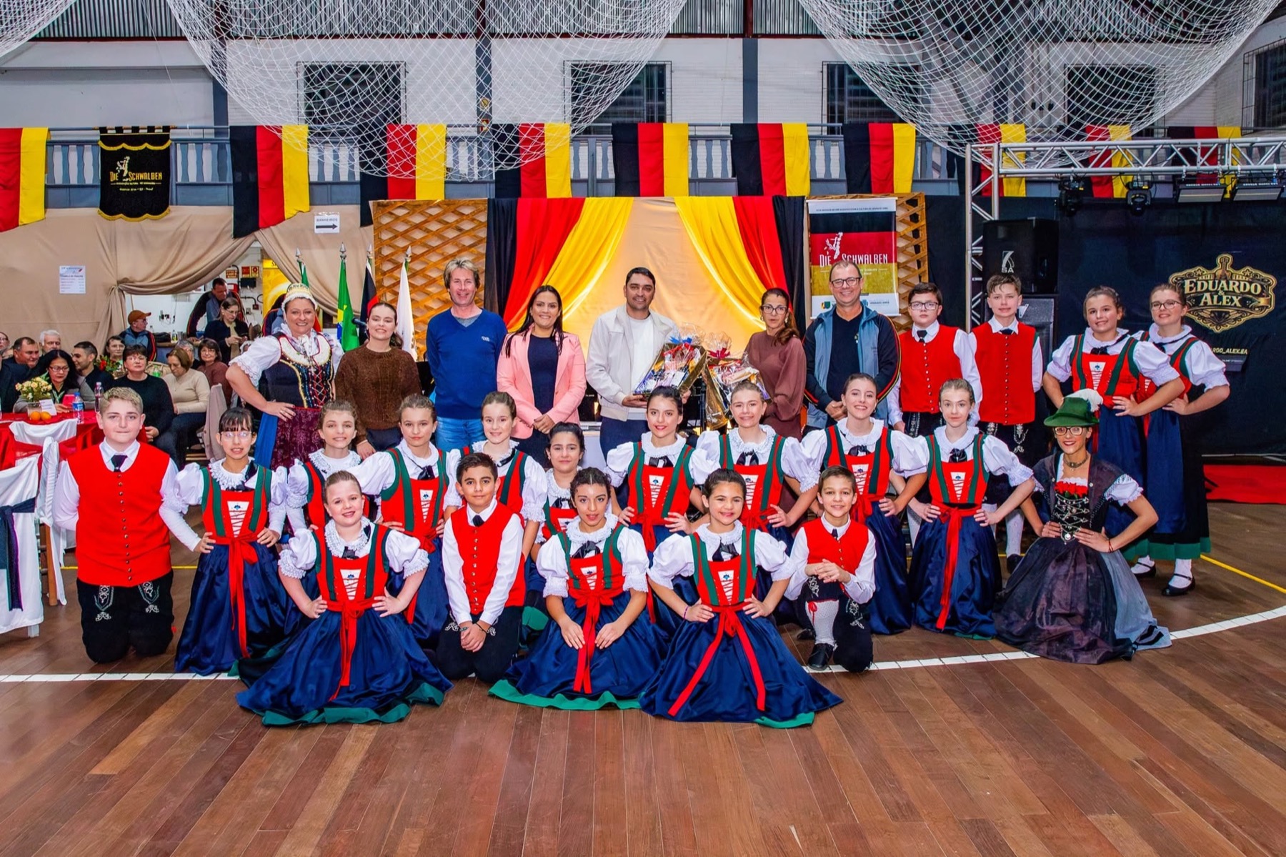 Categoria Infantojuvenil do Die Schwalben reunida em trajes típicos