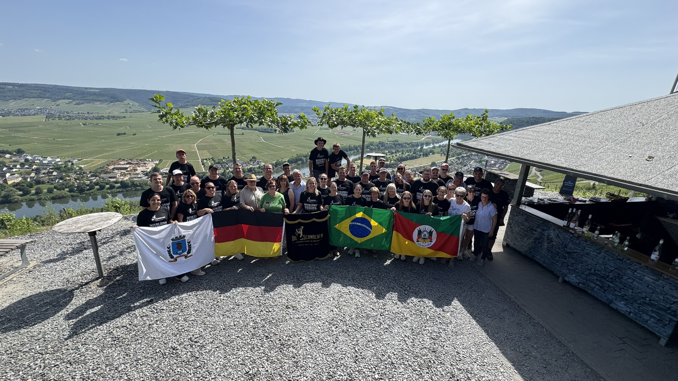 Comitiva reunida com bandeiras durante a viagem