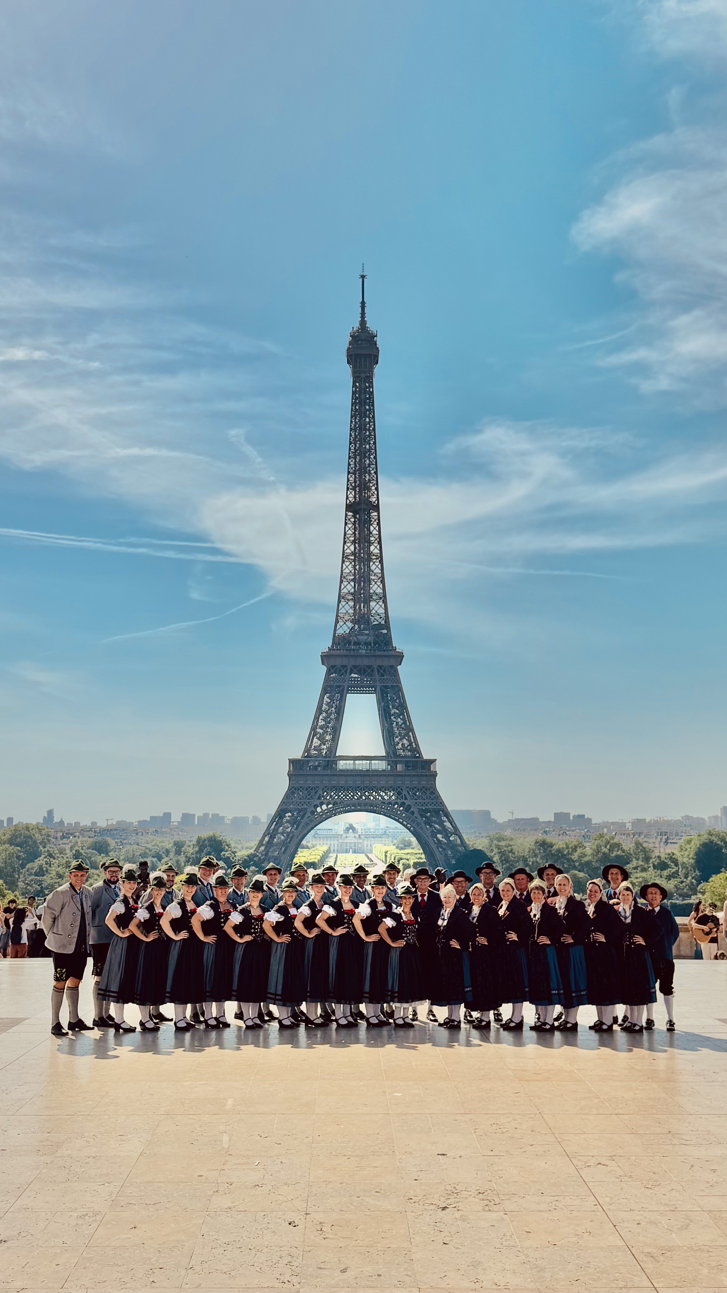 O grupo em frente à Torre Eiffel, em Paris