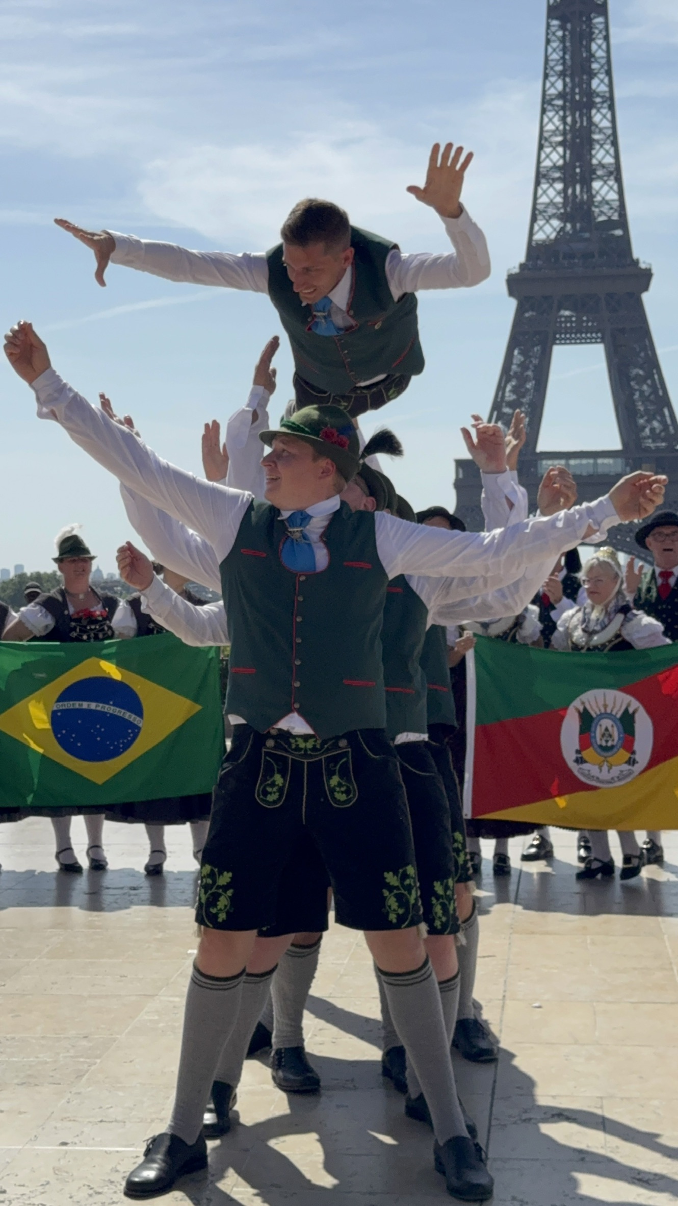 Dançarinos do Die Schwalben em Paris