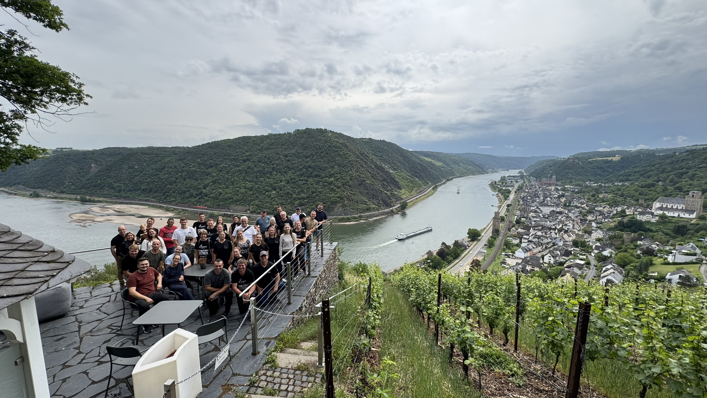 Integrantes reunidos em um mirante junto ao rio